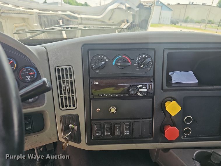 image for item EJ5598 2015 International  TranStar 8600 semi truck