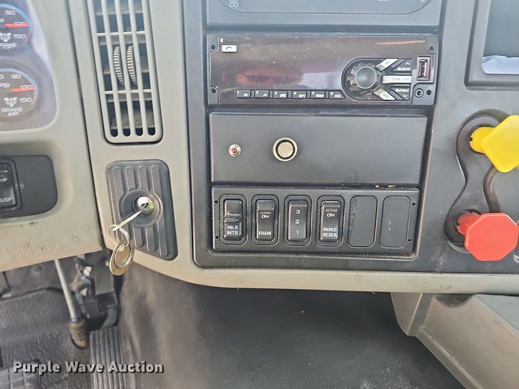 image for item EJ5598 2015 International  TranStar 8600 semi truck