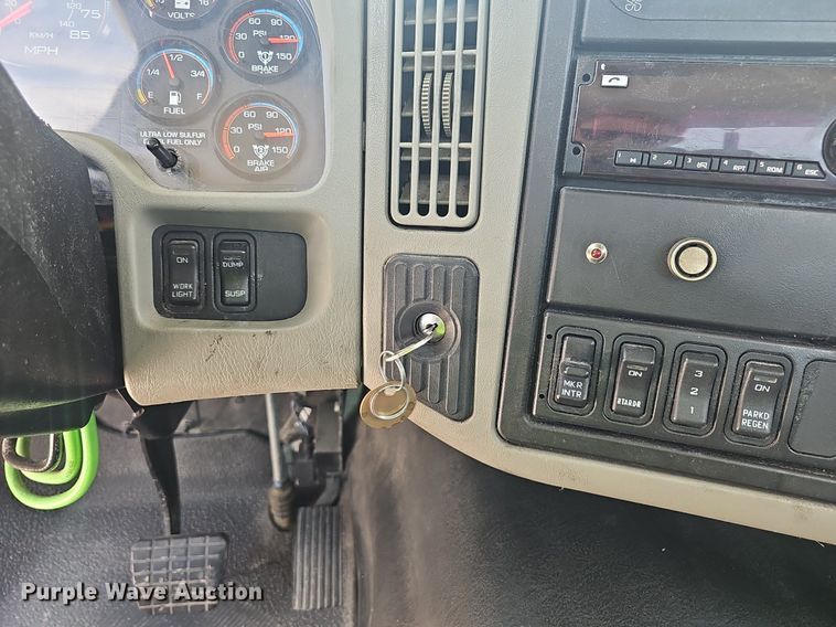 image for item EJ5598 2015 International  TranStar 8600 semi truck