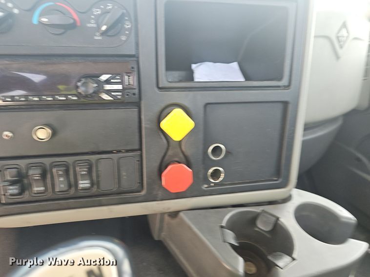 image for item EJ5598 2015 International  TranStar 8600 semi truck