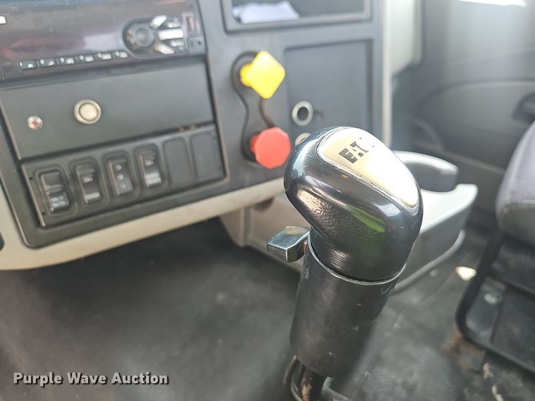 image for item EJ5598 2015 International  TranStar 8600 semi truck