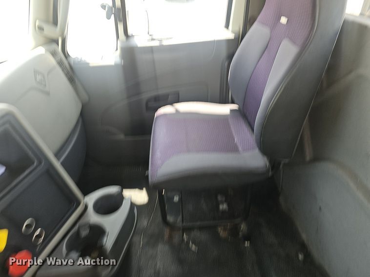 image for item EJ5598 2015 International  TranStar 8600 semi truck