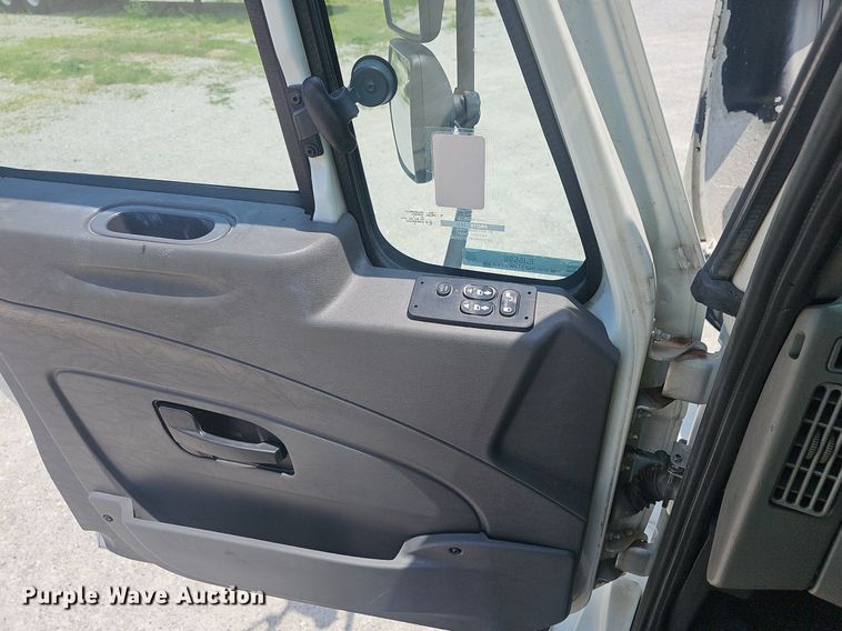 image for item EJ5598 2015 International  TranStar 8600 semi truck