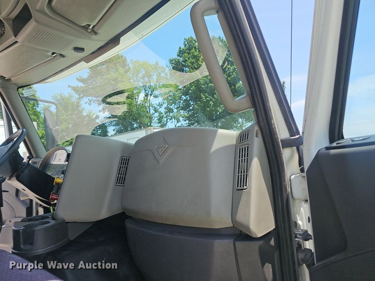 image for item EJ5598 2015 International  TranStar 8600 semi truck