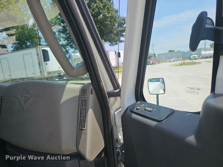 image for item EJ5598 2015 International  TranStar 8600 semi truck