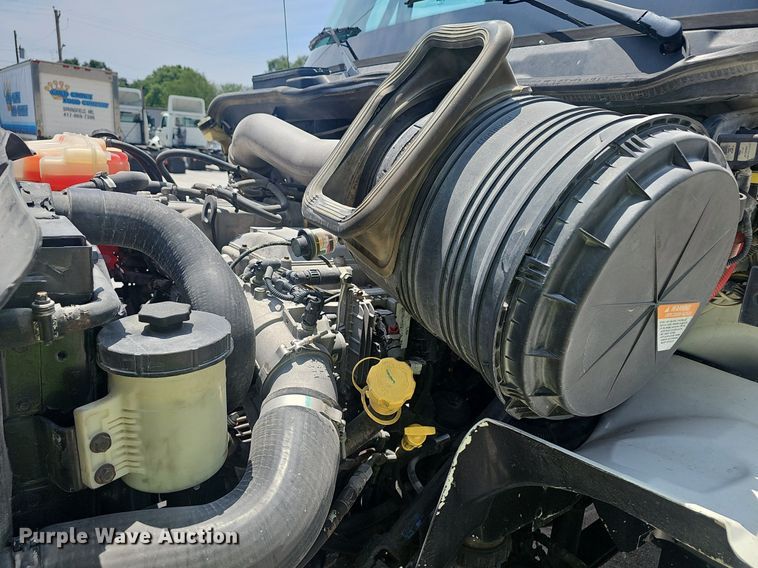 image for item EJ5598 2015 International  TranStar 8600 semi truck