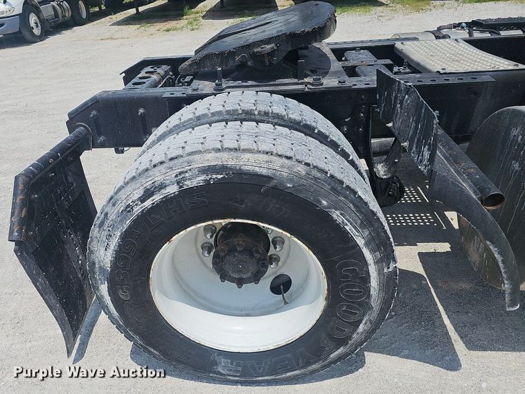 image for item EJ5598 2015 International  TranStar 8600 semi truck