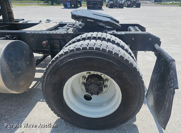 image for item EJ5598 2015 International  TranStar 8600 semi truck