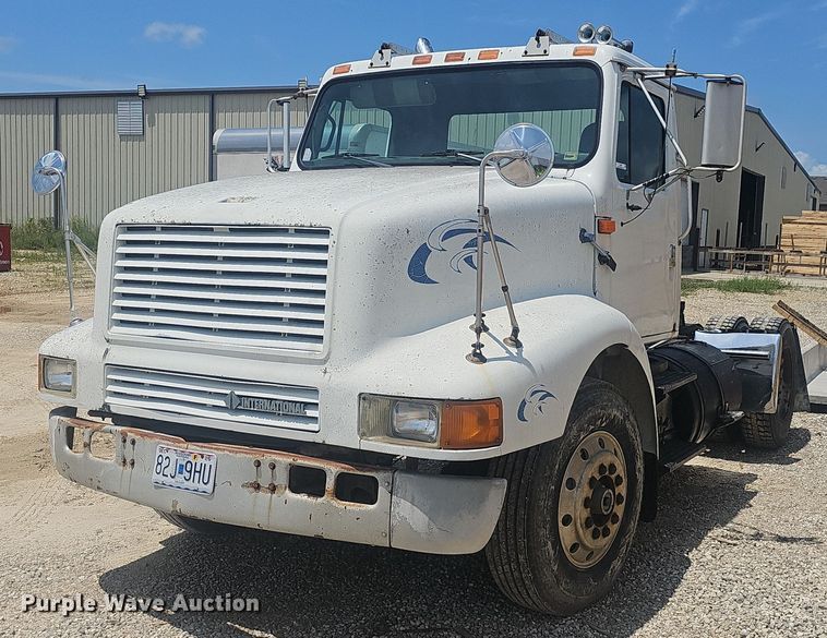 image for item EJ5601 1992 International  8200 semi truck