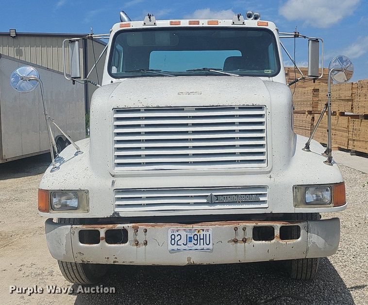 image for item EJ5601 1992 International  8200 semi truck