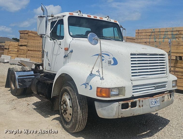image for item EJ5601 1992 International  8200 semi truck