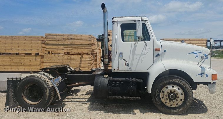 image for item EJ5601 1992 International  8200 semi truck