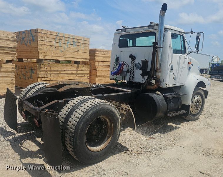 image for item EJ5601 1992 International  8200 semi truck