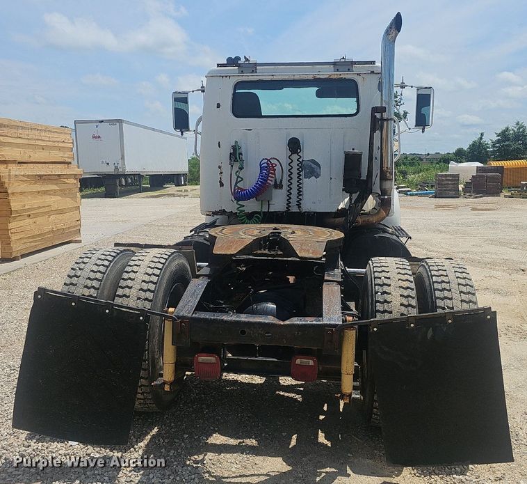 image for item EJ5601 1992 International  8200 semi truck