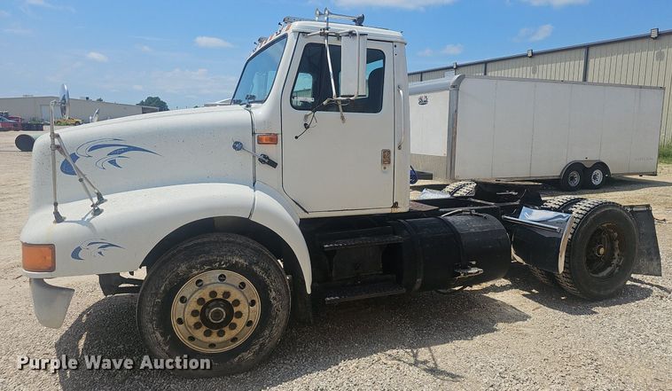 image for item EJ5601 1992 International  8200 semi truck