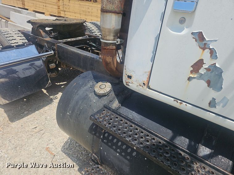 image for item EJ5601 1992 International  8200 semi truck