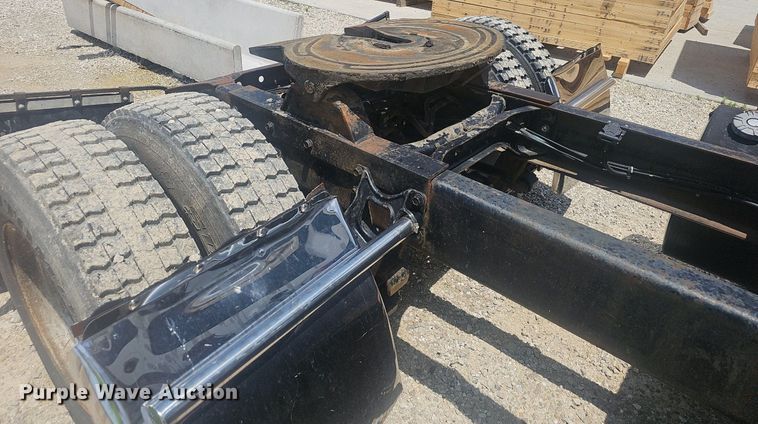 image for item EJ5601 1992 International  8200 semi truck