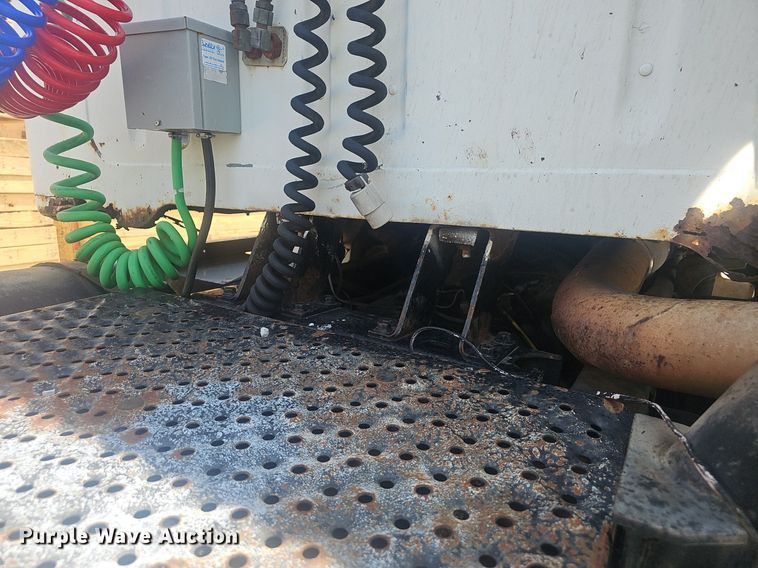 image for item EJ5601 1992 International  8200 semi truck