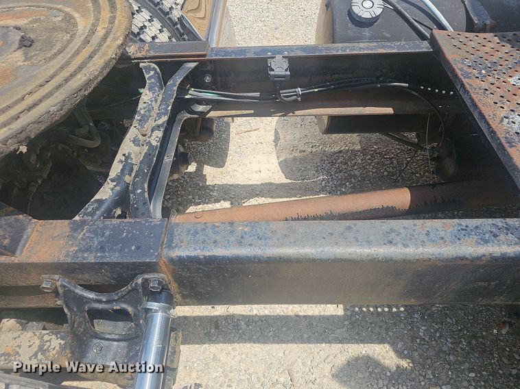 image for item EJ5601 1992 International  8200 semi truck