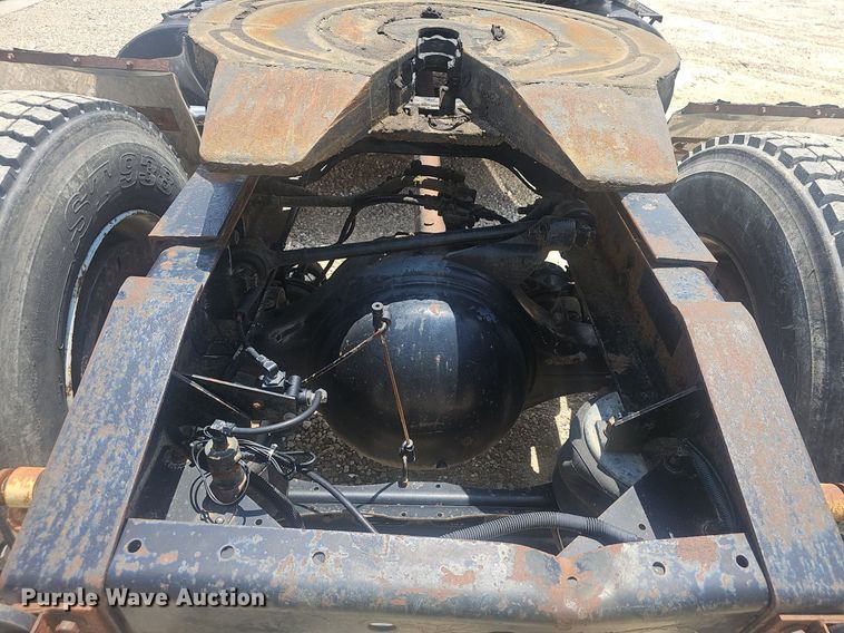 image for item EJ5601 1992 International  8200 semi truck