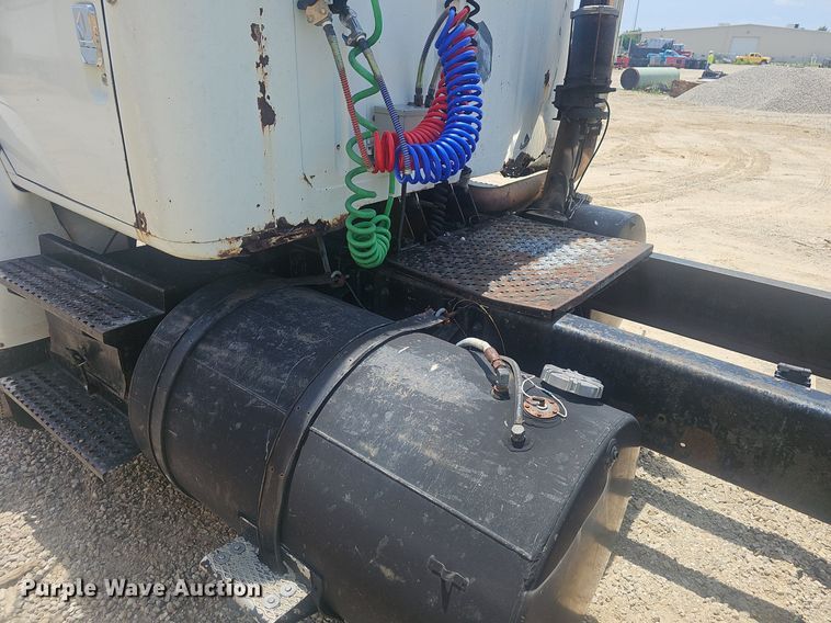 image for item EJ5601 1992 International  8200 semi truck