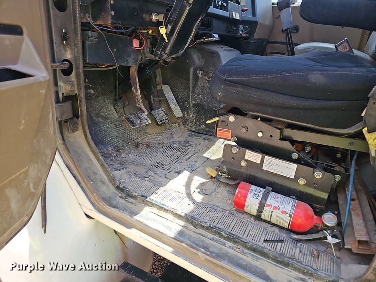 image for item EJ5601 1992 International  8200 semi truck