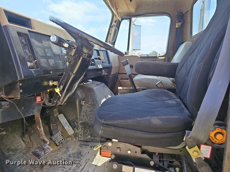 image for item EJ5601 1992 International  8200 semi truck