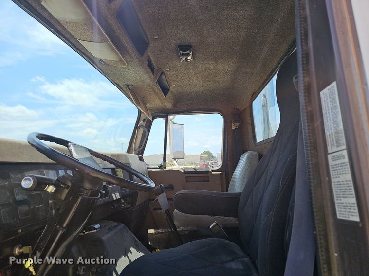 image for item EJ5601 1992 International  8200 semi truck