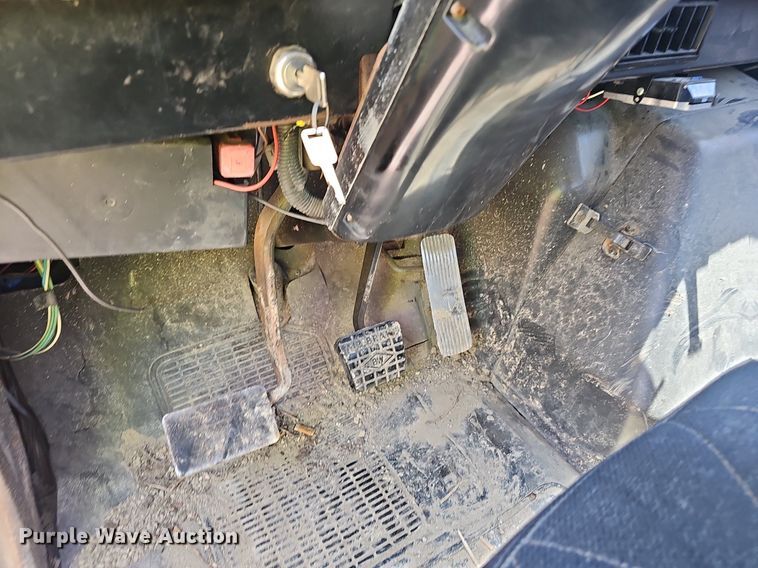 image for item EJ5601 1992 International  8200 semi truck