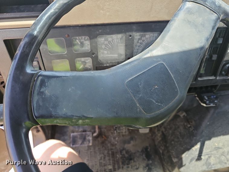 image for item EJ5601 1992 International  8200 semi truck