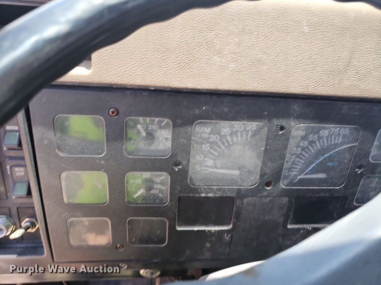 image for item EJ5601 1992 International  8200 semi truck