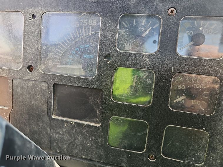 image for item EJ5601 1992 International  8200 semi truck