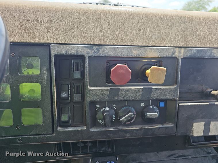 image for item EJ5601 1992 International  8200 semi truck