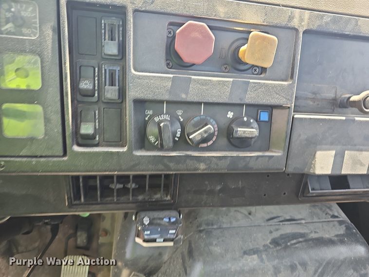 image for item EJ5601 1992 International  8200 semi truck