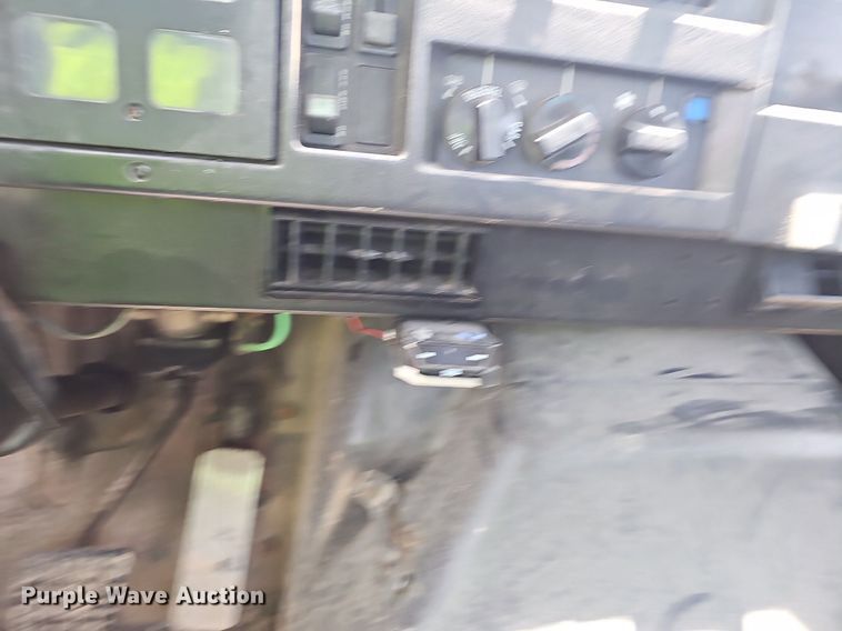 image for item EJ5601 1992 International  8200 semi truck