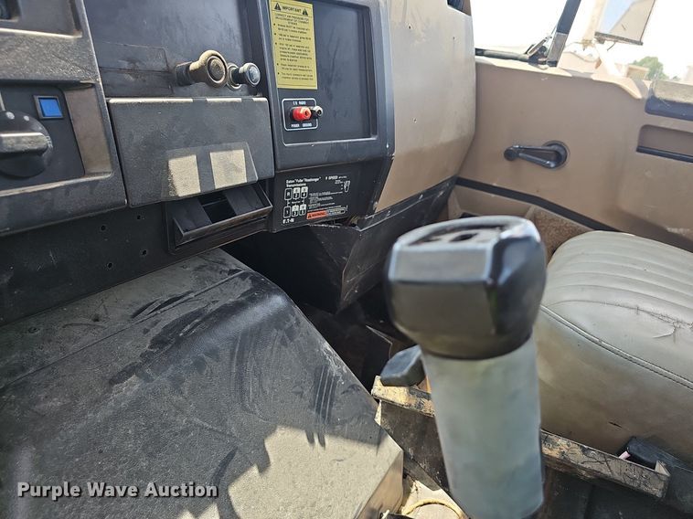 image for item EJ5601 1992 International  8200 semi truck