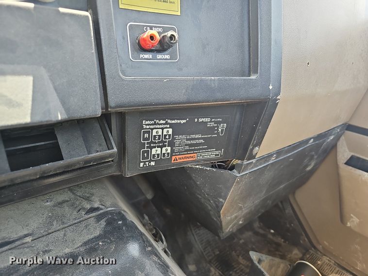 image for item EJ5601 1992 International  8200 semi truck