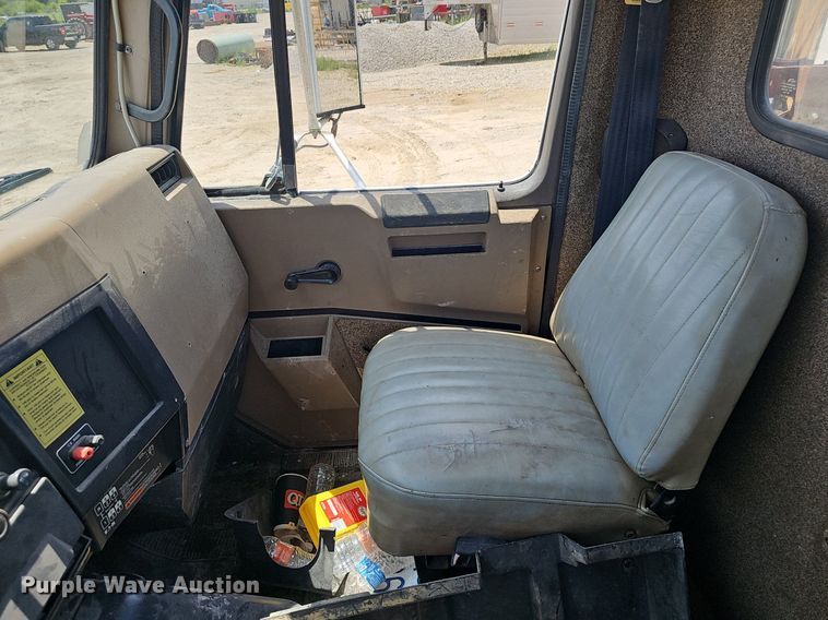 image for item EJ5601 1992 International  8200 semi truck