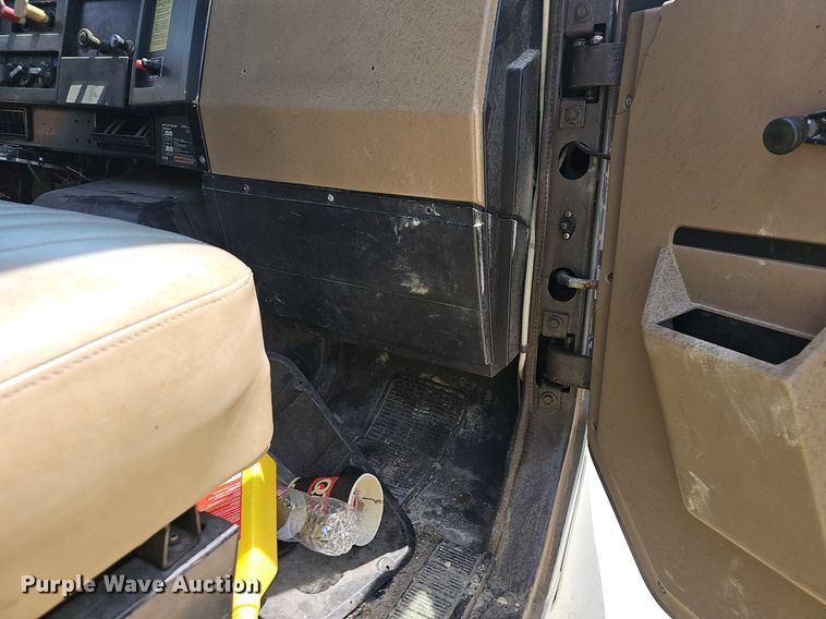 image for item EJ5601 1992 International  8200 semi truck