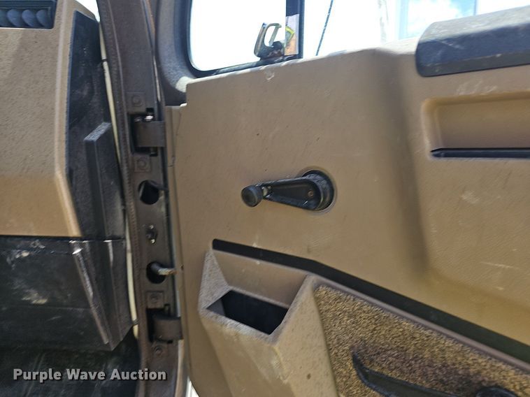 image for item EJ5601 1992 International  8200 semi truck