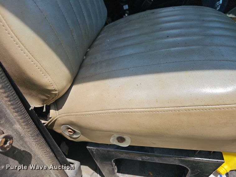 image for item EJ5601 1992 International  8200 semi truck