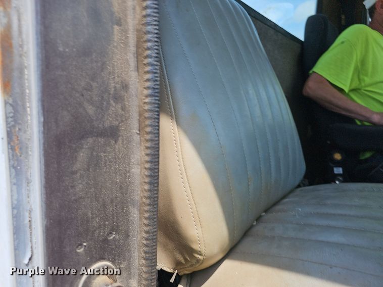 image for item EJ5601 1992 International  8200 semi truck