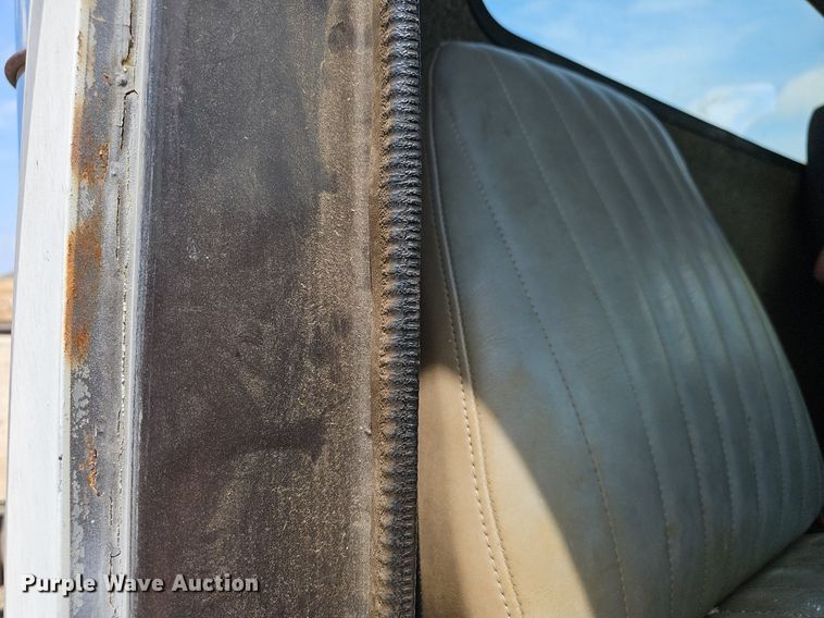 image for item EJ5601 1992 International  8200 semi truck