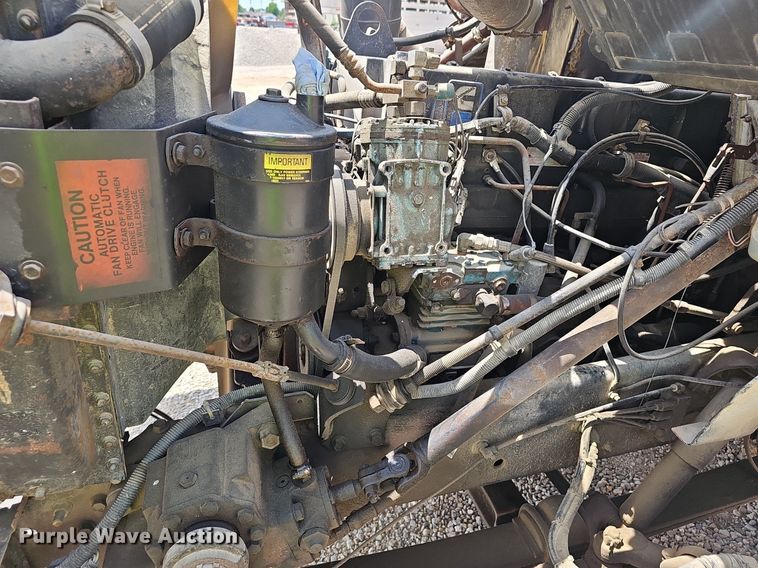 image for item EJ5601 1992 International  8200 semi truck