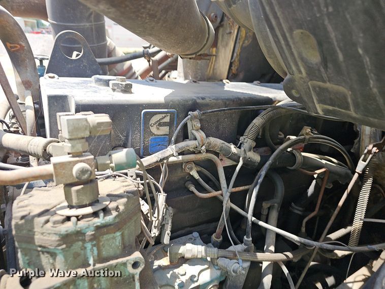 image for item EJ5601 1992 International  8200 semi truck