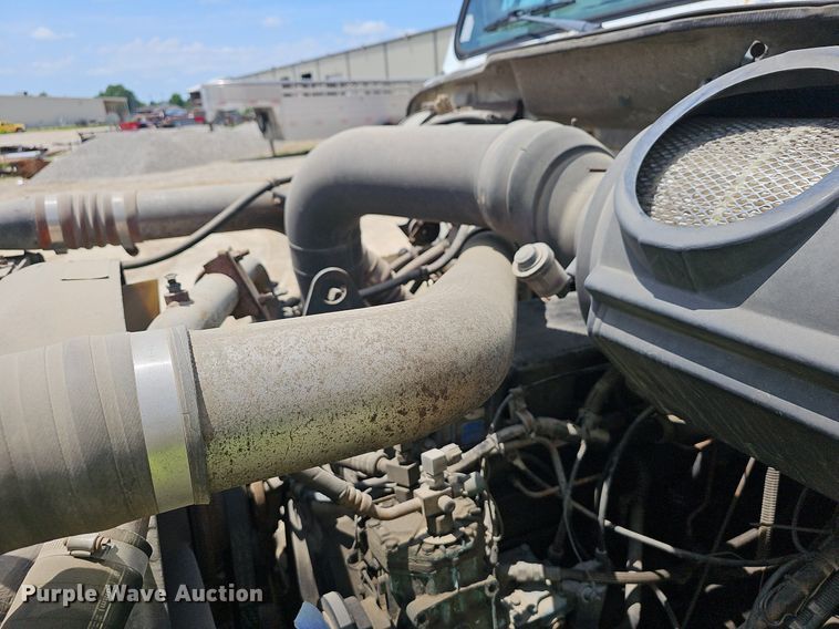 image for item EJ5601 1992 International  8200 semi truck