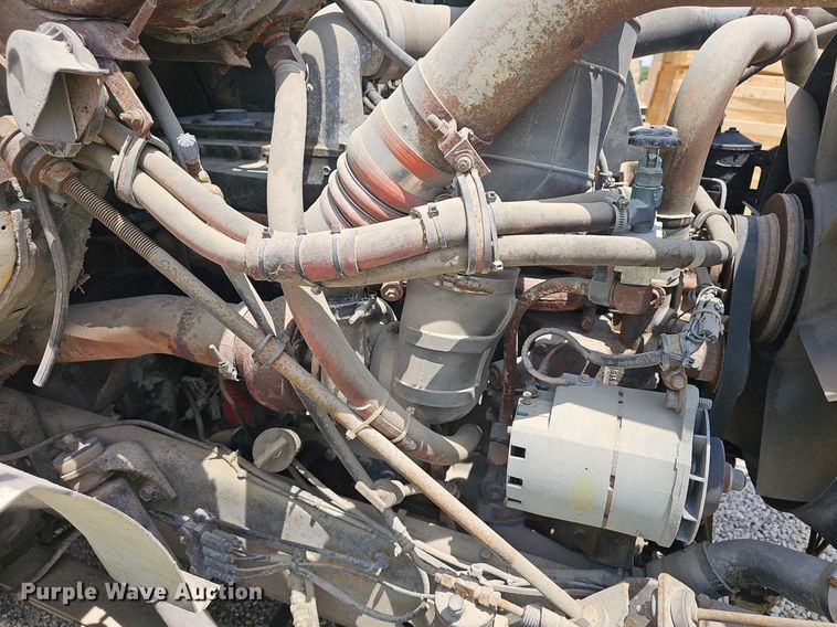 image for item EJ5601 1992 International  8200 semi truck