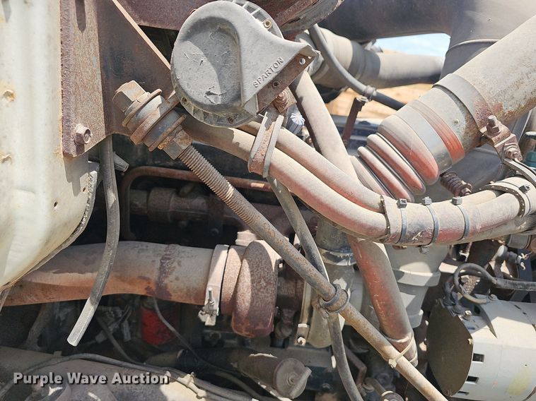 image for item EJ5601 1992 International  8200 semi truck