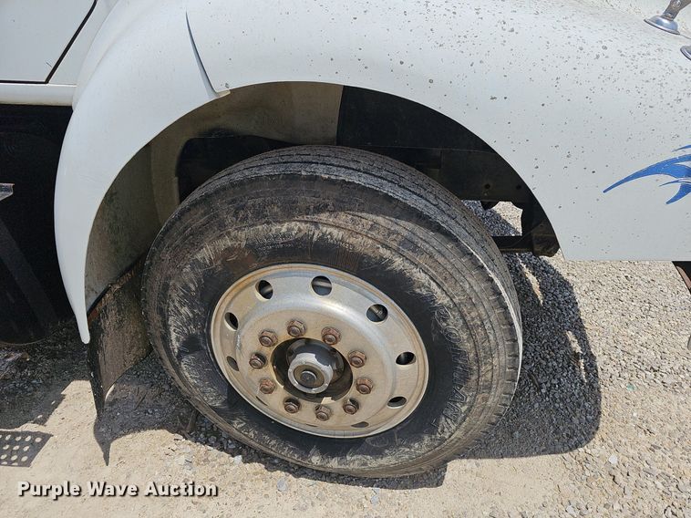 image for item EJ5601 1992 International  8200 semi truck