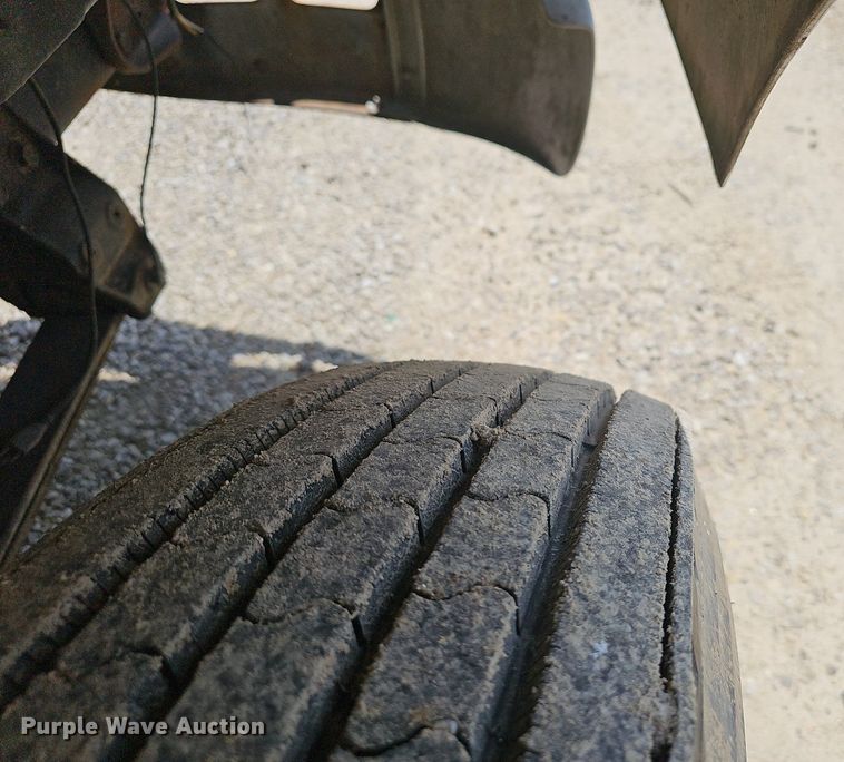 image for item EJ5601 1992 International  8200 semi truck